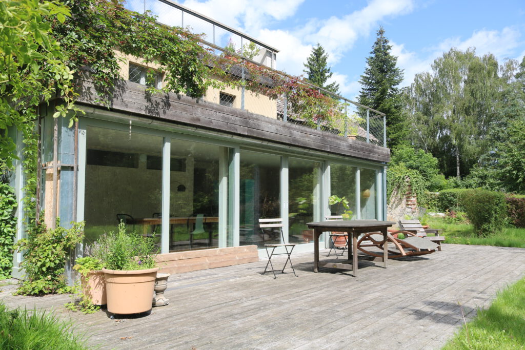 Garten des Seminarhauses Taubenblau mit Blick ins Grüne