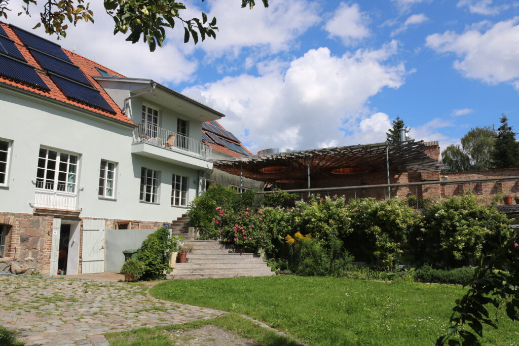 Außenansicht des Seminarhauses Taubenblau in Stolzenhagen