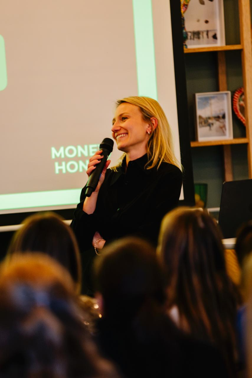 Portraitfoto von Josephine, Finanzexpertin und Retreat-Leiterin